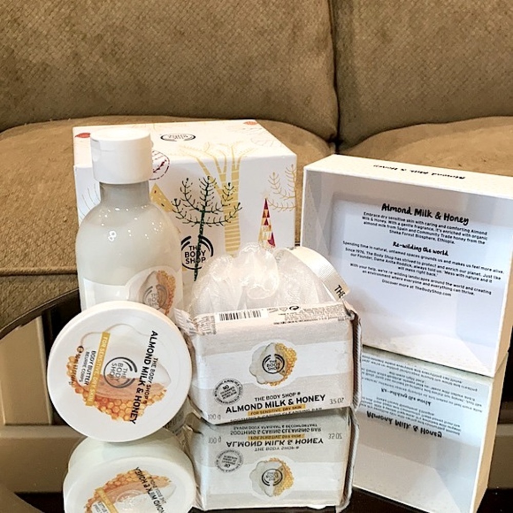 The body shop Almond Milk & Honey gift bundle set